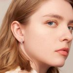 Strieborné náušnice s bielym kryštálom