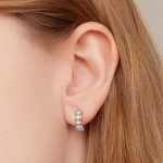 Strieborné náušnice s bielym kryštálom
