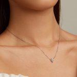 Strieborný náhrdelník so zeleným kryštálom