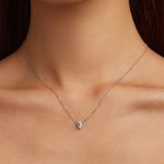 Strieborný náhrdelník so zeleným kryštálom