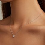 Strieborný náhrdelník so zeleným kryštálom