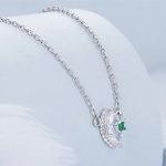 Strieborný náhrdelník so zeleným kryštálom