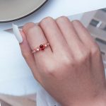 Strieborný dámsky prsteň s červeným granátom, nastaviteľná veľkosť