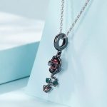 Strieborné kúzlo, červená ruža