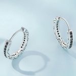 Strieborné dámske náušnice s čiernym kryštálom