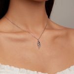 Strieborný náhrdelník s príveskom anjelské krídlo