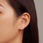 Strieborné náušnice s bielymi perlami