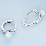 Strieborné náušnice s bielymi perlami