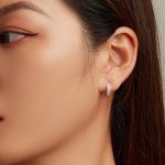 Strieborné náušnice s bielym kryštálom