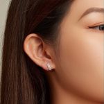 Strieborné náušnice s bielym kryštálom