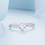 Strieborný prsteň, dámsky, s bielym kryštálom, veľkosť 7