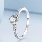 Strieborný prsteň, dámsky, s bielym kryštálom, veľkosť 8