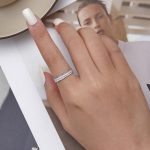 Strieborný dámsky prsteň s bielym krištáľom, veľkosť 8