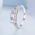 Strieborný prsteň s bielymi kryštálmi, veľkosť 8