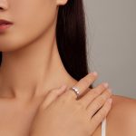 Strieborný prsteň s bielymi kryštálmi, veľkosť 6