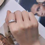 Strieborný prsteň s bielymi kryštálmi, veľkosť 6