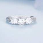 Strieborný prsteň s bielymi kryštálmi, veľkosť 6