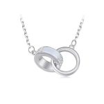 Ezüst nyaklánc egymásba fonódó gyűrűkkel