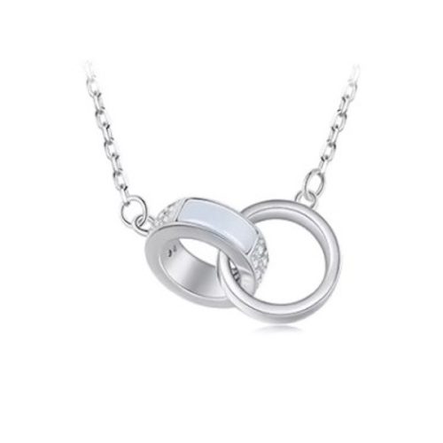 Ezüst nyaklánc egymásba fonódó gyűrűkkel