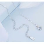 Ezüst nyaklánc egymásba fonódó gyűrűkkel