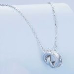 Ezüst nyaklánc egymásba fonódó gyűrűkkel