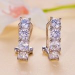 Strieborné náušnice s moissanitovým kryštálom