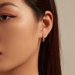 Strieborné náušnice s krištáľom v tvare srdca