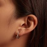 Strieborné náušnice s krištáľom v tvare srdca