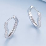 Strieborné náušnice s krištáľom v tvare srdca