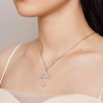 Strieborný náhrdelník s príveskom krížik