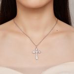 Strieborný náhrdelník s príveskom krížik