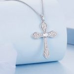 Strieborný náhrdelník s príveskom krížik