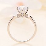 Strieborný zásnubný prsteň s moissanitovým kryštálom, veľkosť 9