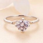 Strieborný zásnubný prsteň s moissanitovým kryštálom, veľkosť 8