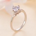 Strieborný zásnubný prsteň s moissanitovým kryštálom, veľkosť 8