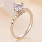 Strieborný zásnubný prsteň s moissanitovým kryštálom, veľkosť 6