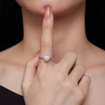 Strieborný zásnubný prsteň s moissanitovým kryštálom, veľkosť 6