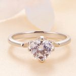 Strieborný zásnubný prsteň s moissanitovým kryštálom, veľkosť 6