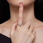 Strieborný prsteň s moissanitovým kryštálom, veľkosť 7