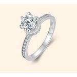 Strieborný prsteň s moissanitovým kryštálom, veľkosť 8