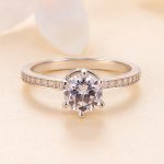 Strieborný prsteň s moissanitovým kryštálom, veľkosť 9