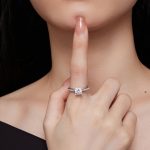 Strieborný prsteň s moissanitovým kryštálom, veľkosť 7