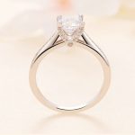 Strieborný prsteň s moissanitovým kryštálom, veľkosť 7