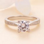 Strieborný prsteň s moissanitovým kryštálom, veľkosť 8