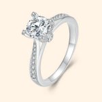 Strieborný prsteň s moissanitovým kryštálom, veľkosť 9