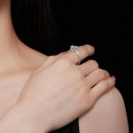 Strieborný prsteň s moissanitovým kryštálom, veľkosť 6