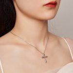 Strieborný náhrdelník s príveskom krížik, leštený