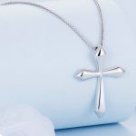 Strieborný náhrdelník s príveskom krížik, leštený
