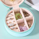 Šperkovnica na prívesky, prstene, náramky, retiazky, prenosná, kruhová, modrá