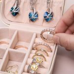 Šperkovnica na prívesky, prstene, náramky, retiazky, prenosná, šedá